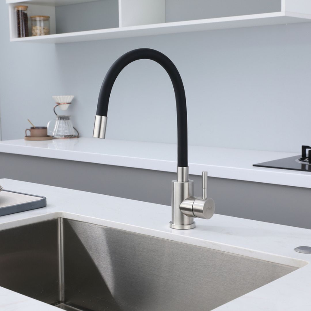 Robinet de cuisine noir et chrome avec bec flexible en col de cygne