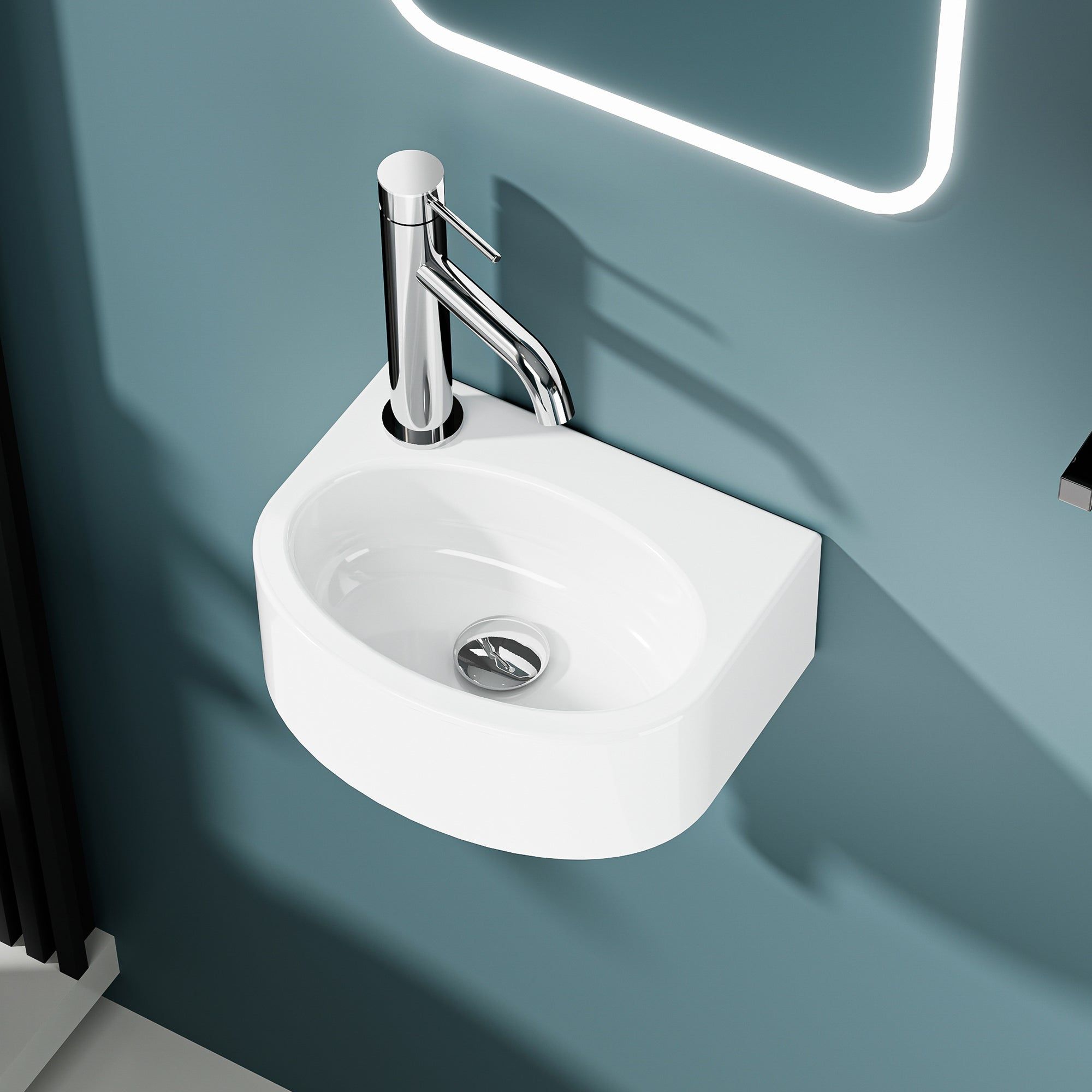 Lave-mains murale petit format en céramique blanche avec robinet chromé.