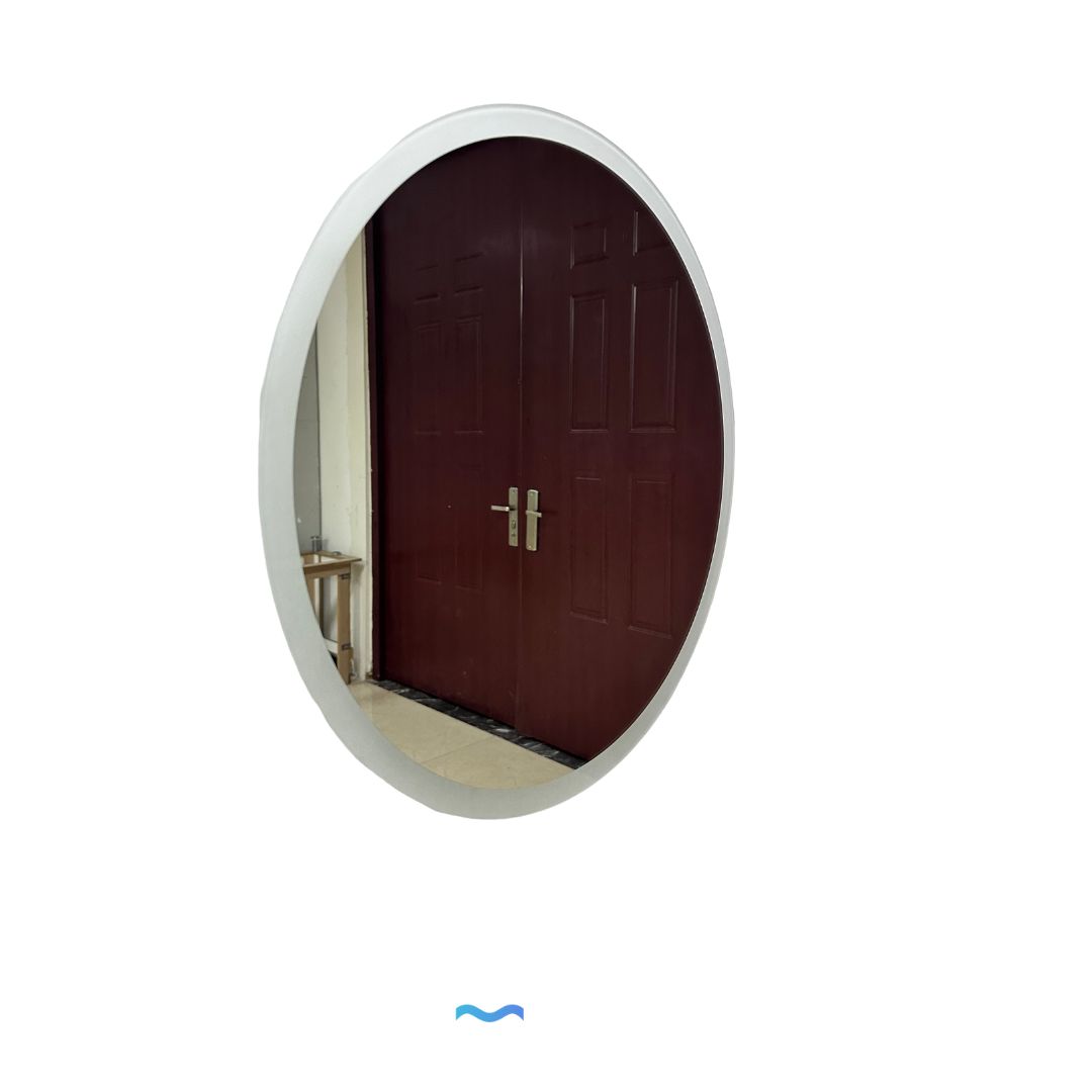 Miroir LED rond ⌀50cm : Miroir LED rond, diamètre 50cm, avec bords dépolis, reflétant un couloir et une porte.