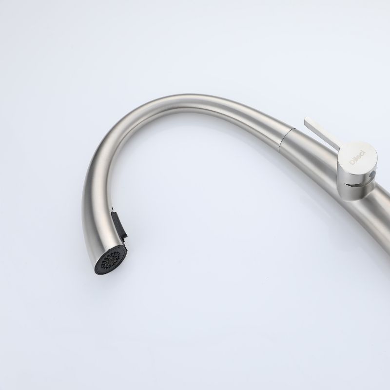 Robinet de cuisine contemporain en nickel brossé, bec col de cygne à grand arc, poignée unique. Robinet de cuisine contemporain – Nickel brossé/chromé