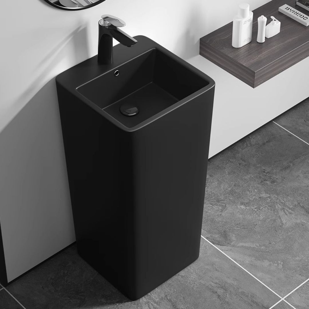Lavabo Totem noir Carré arrondie : Lavabo de salle de bain sur pied noir avec vasque carrée et bords arrondis.