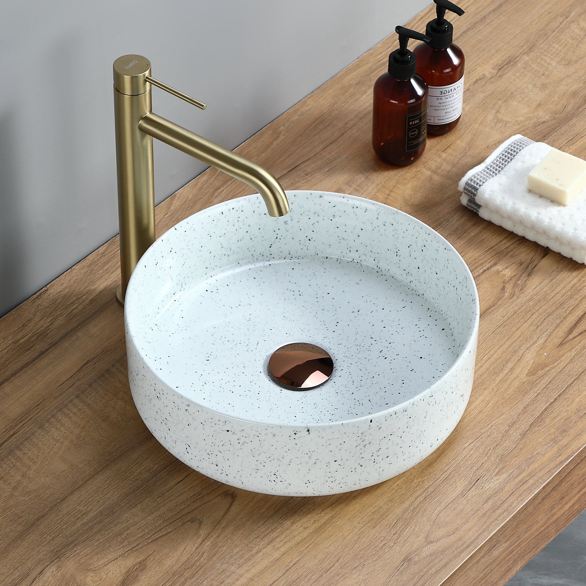 Vasque à poser ronde en céramique blanche mouchetée (36x36cm), avec robinet doré