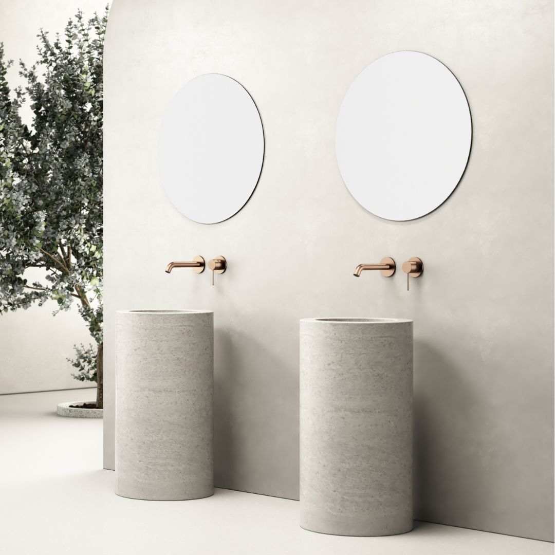 Robinet d'évier thermostatique en cuivre à encastrer au design minimaliste, monté sur des lavabos à double vasque en béton.