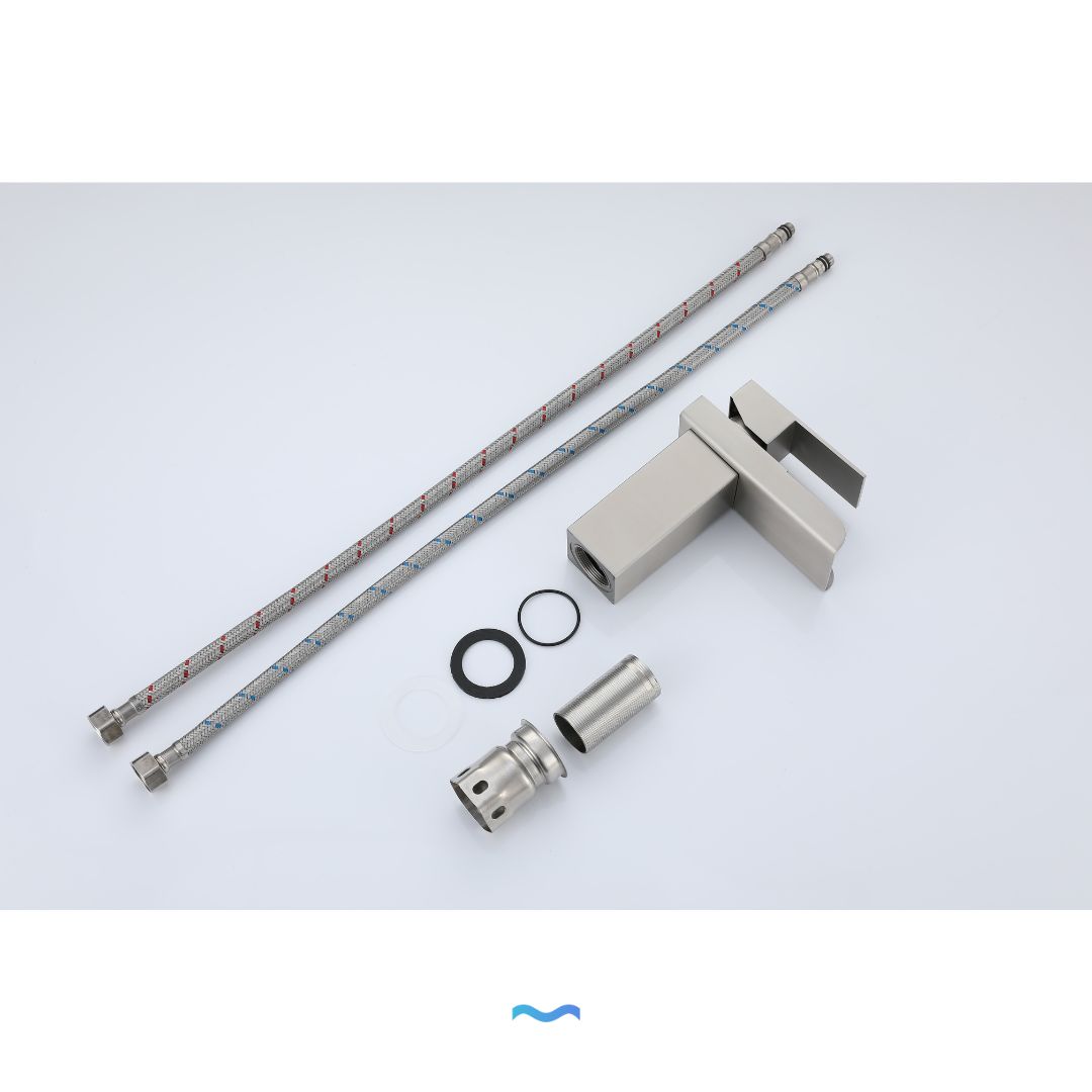 Robinet cascade de salle de bain en finition nickel brossé avec pièces d'installation