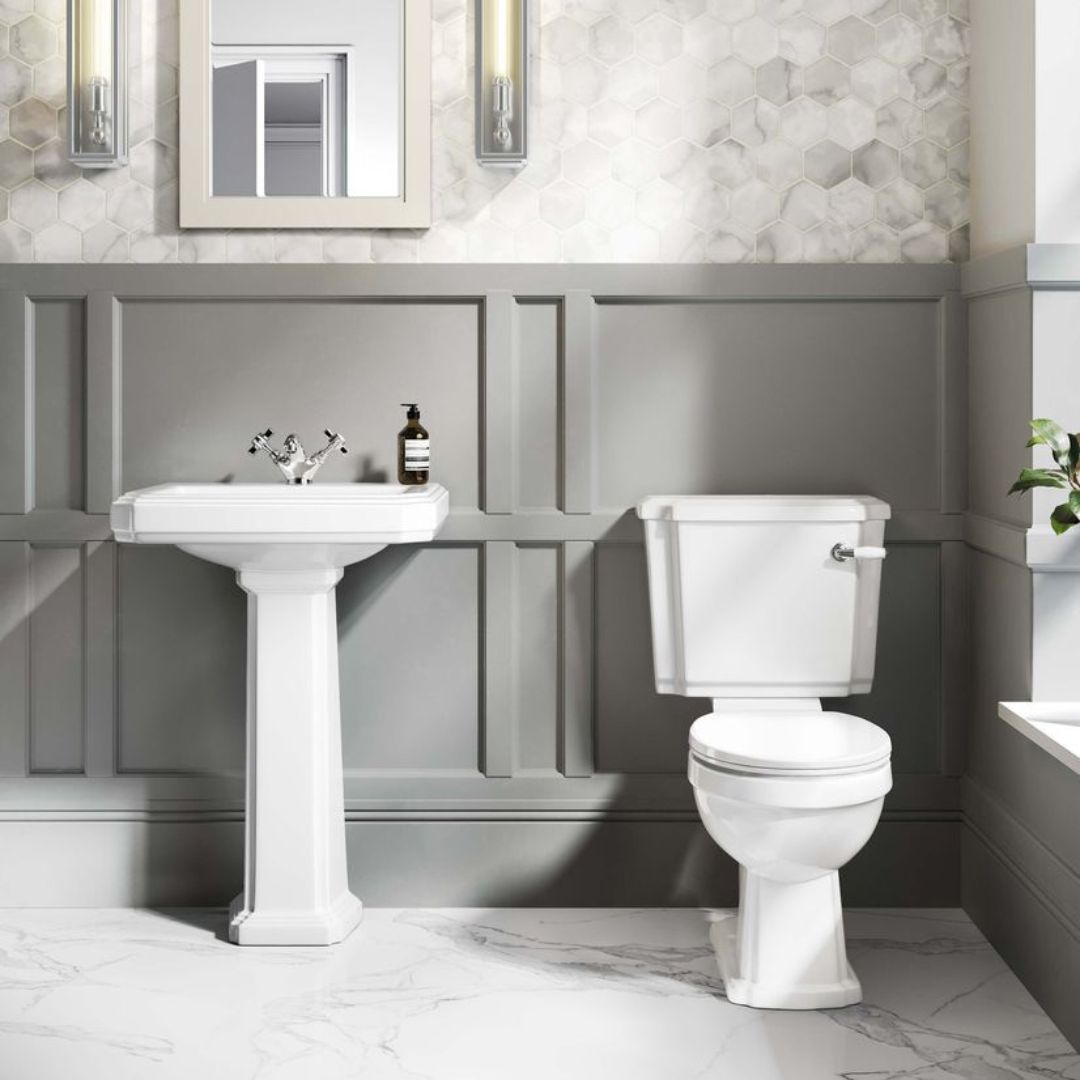 Ensemble lavabo et WC sur colonne Chelsea blanc rétro. Salle de bain au design classique.