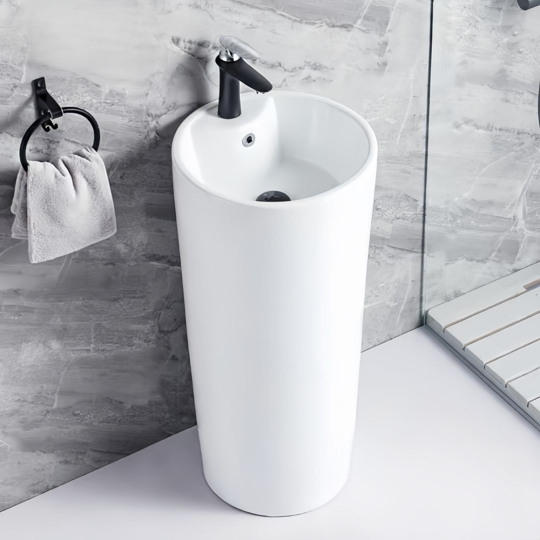 Lavabo Totem Design Arrondi et Épuré Blanc : Élégant lavabo sur colonne blanc au design rond moderne, parfait pour les salles de bains contemporaines.