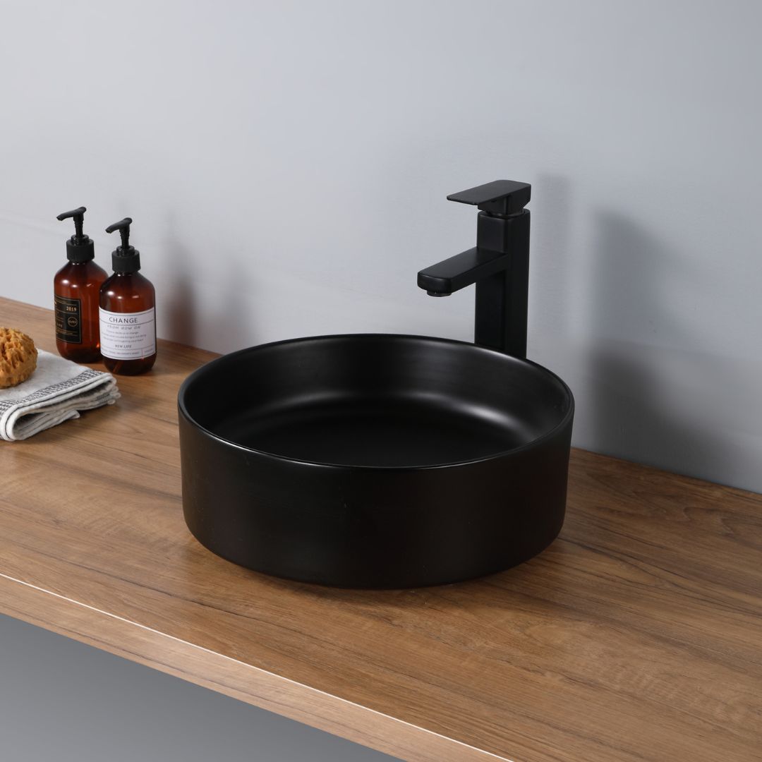 Vasque à poser ronde en céramique noire. Lavabo de salle de bain moderne.