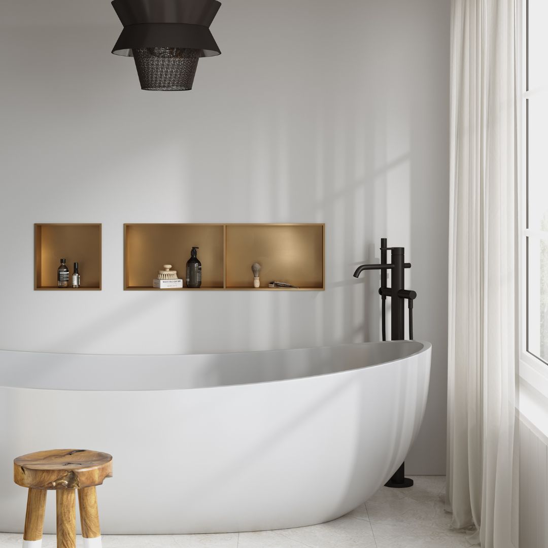 La niche de douche double dorée, 60x30x12cm, ajoute un espace de rangement élégant aux salles de bains modernes.