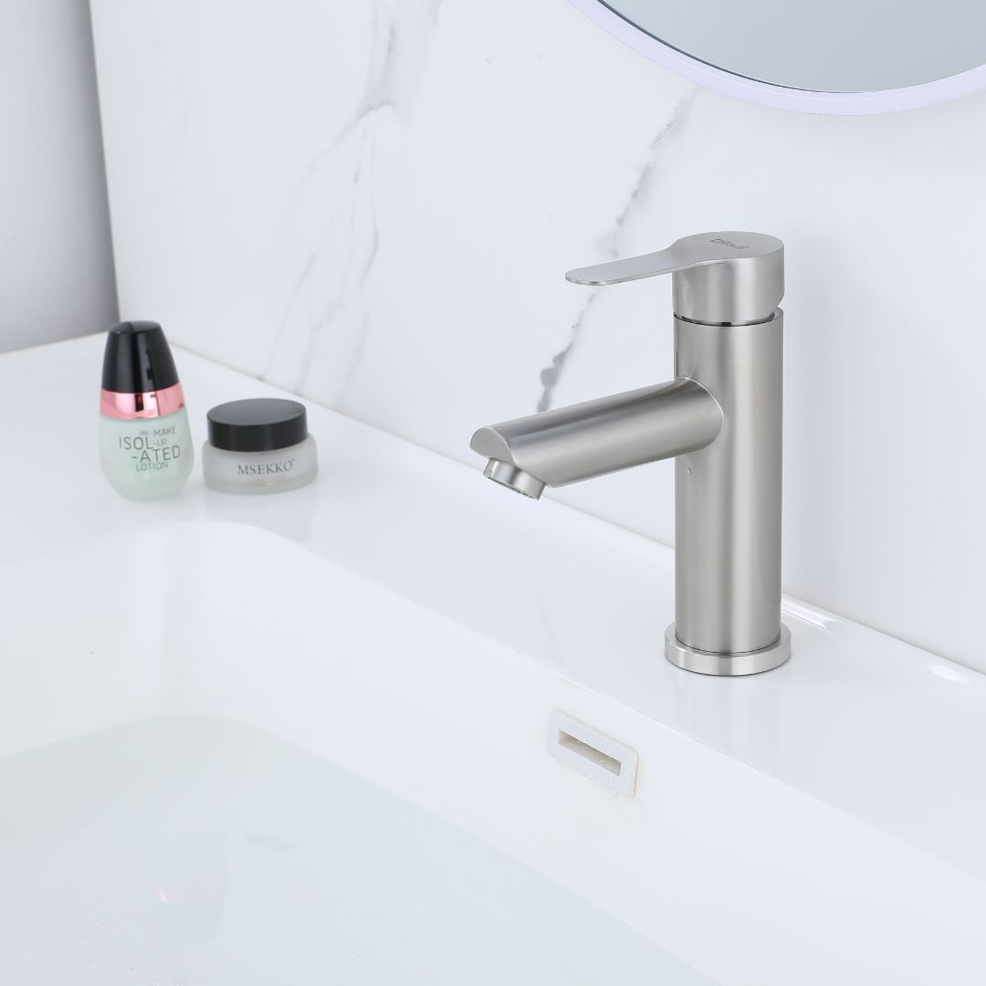 Robinet de lavabo compact chromé, idéal pour les petits espaces. Design moderne.