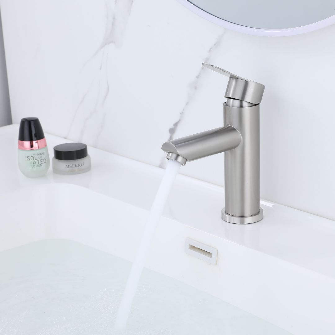 Robinet de lavabo de salle de bain compact avec finition chromée, design moderne, installation facile