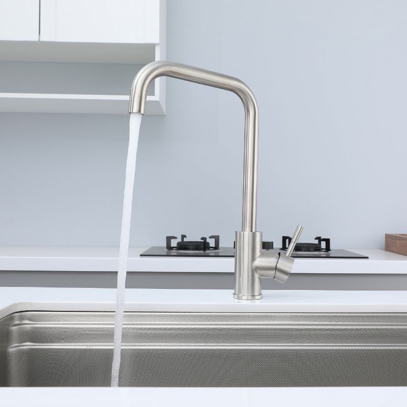 Robinet de cuisine en nickel brossé au design moderne, avec poignée à levier unique et bec à arc élevé