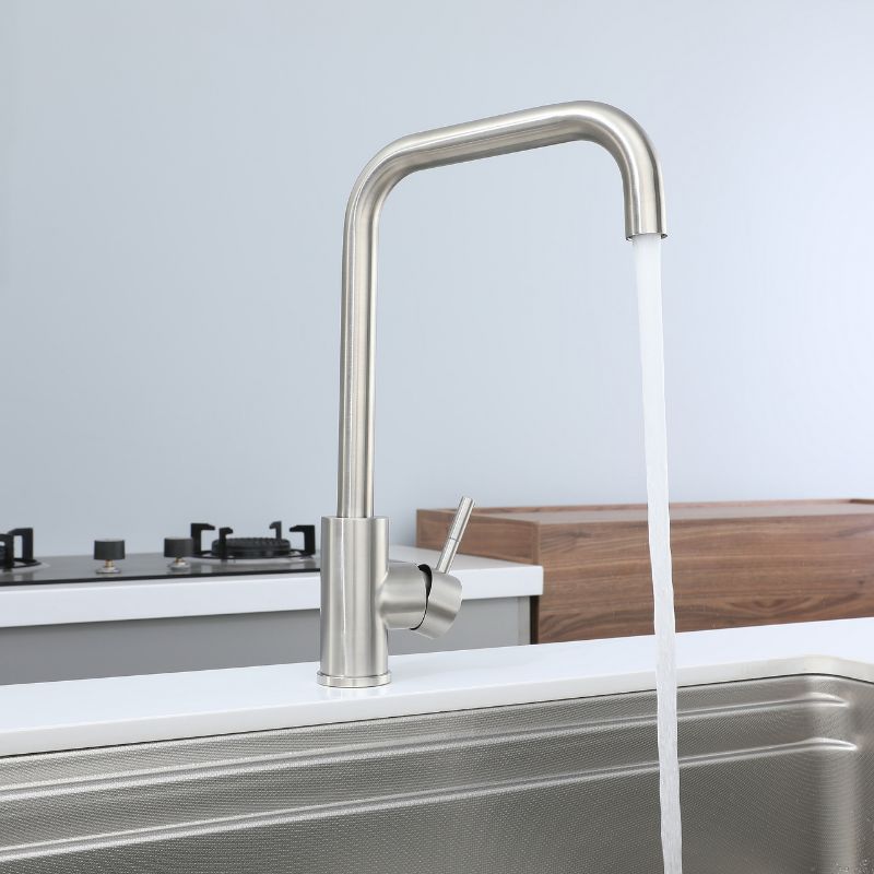 Robinet de cuisine en nickel brossé : design moderne à col de cygne et à grand arc, avec poignée à levier unique. Un style intemporel pour votre cuisine.