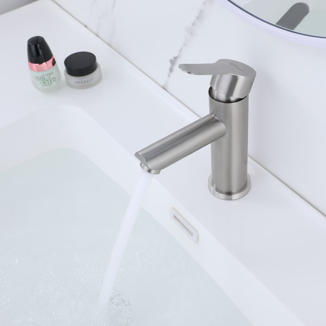 Robinet de lavabo de salle de bain compact avec finition chromée, idéal pour les petits espaces.