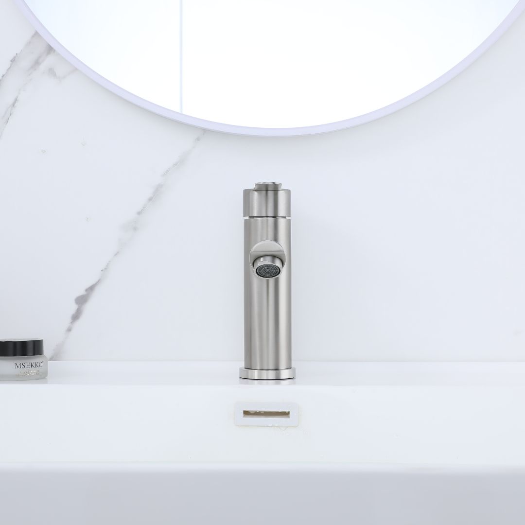 Robinet compact lave-mains couleur chrome : Robinet de lavabo de salle de bain moderne finition chromée, design épuré et minimaliste.