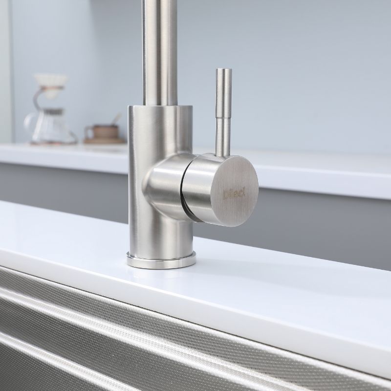 Robinet de cuisine en nickel brossé, design intemporel. Mitigeur monocommande moderne.