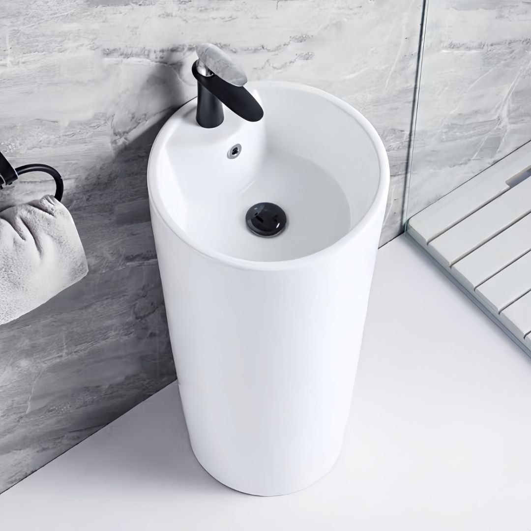 Lavabo Totem Design Arrondi et Épuré Blanc : Élégant lavabo sur colonne blanc au design épuré et moderne. Idéal pour les salles de bains contemporaines.