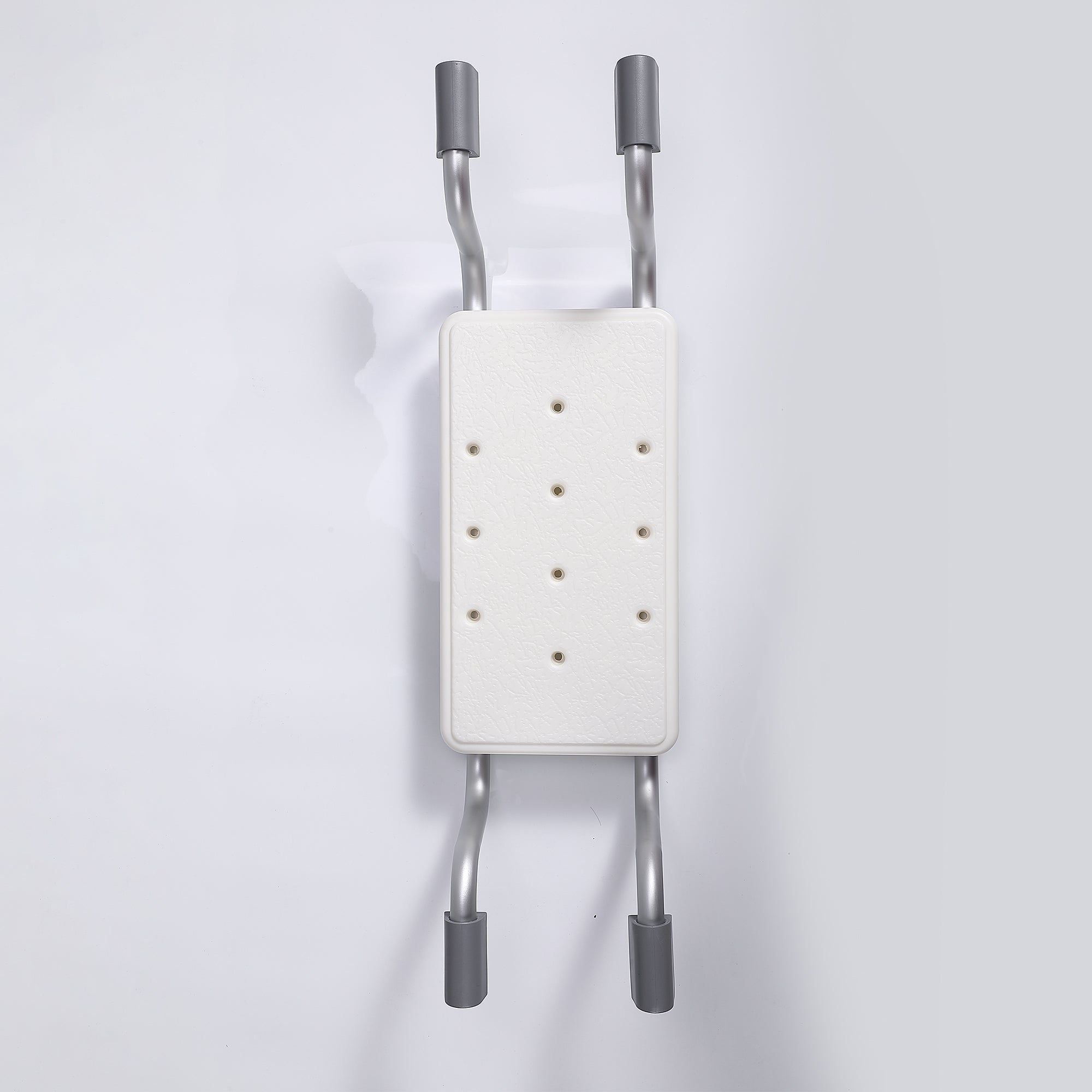 Siège de baignoire : Siège de douche mural avec assise en plastique blanc perforé et supports en métal gris, idéal pour la sécurité de la salle de bain.