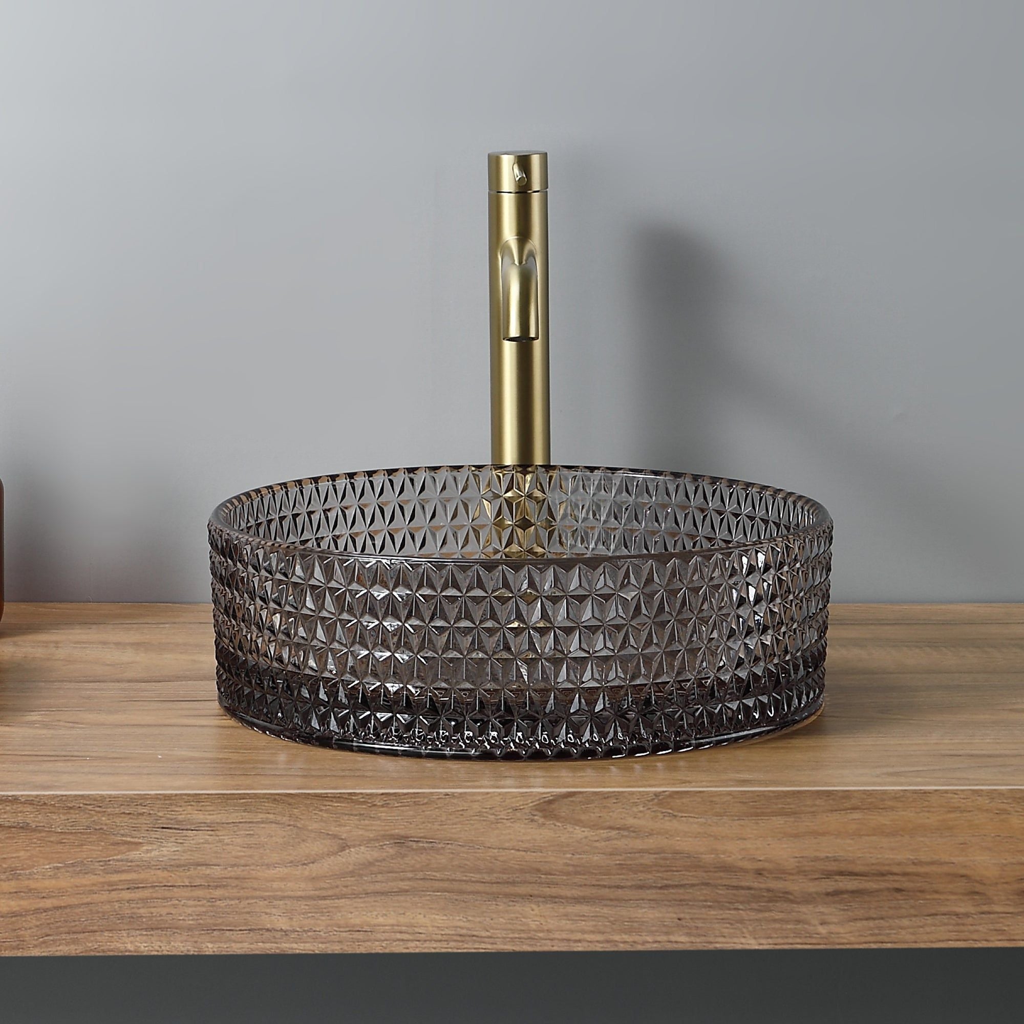 Vasque ronde en verre fumé (Ø 36 cm) avec robinetterie dorée