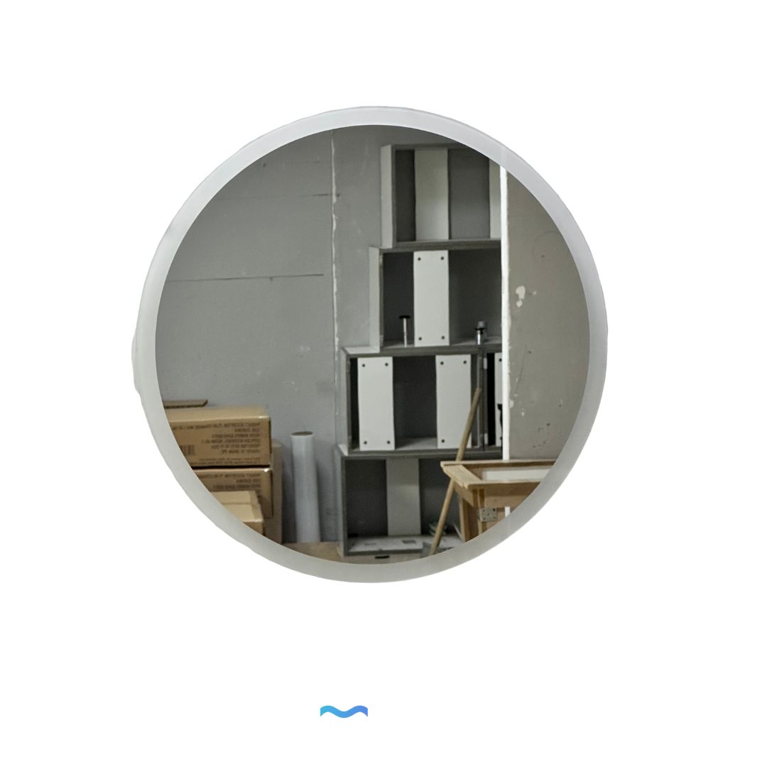 Miroir LED rond ⌀50cm : Miroir LED rond de 50cm de diamètre, aux bords dépolis, reflétant une pièce en travaux.