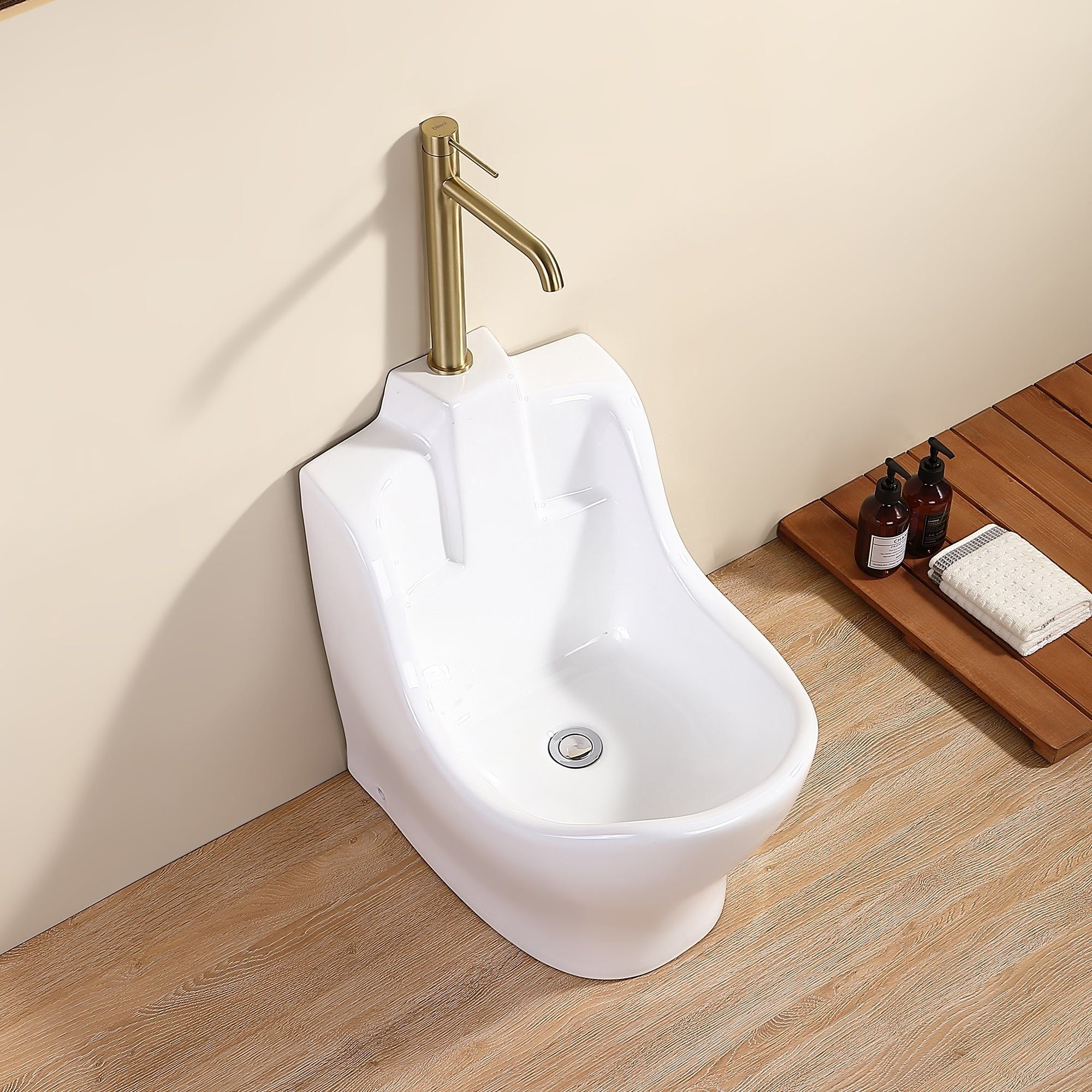 Bassin d'ablution Oran : Lave-pieds mural en céramique pour ablutions, équipé d'un robinet doré moderne. Idéal pour les ablutions.