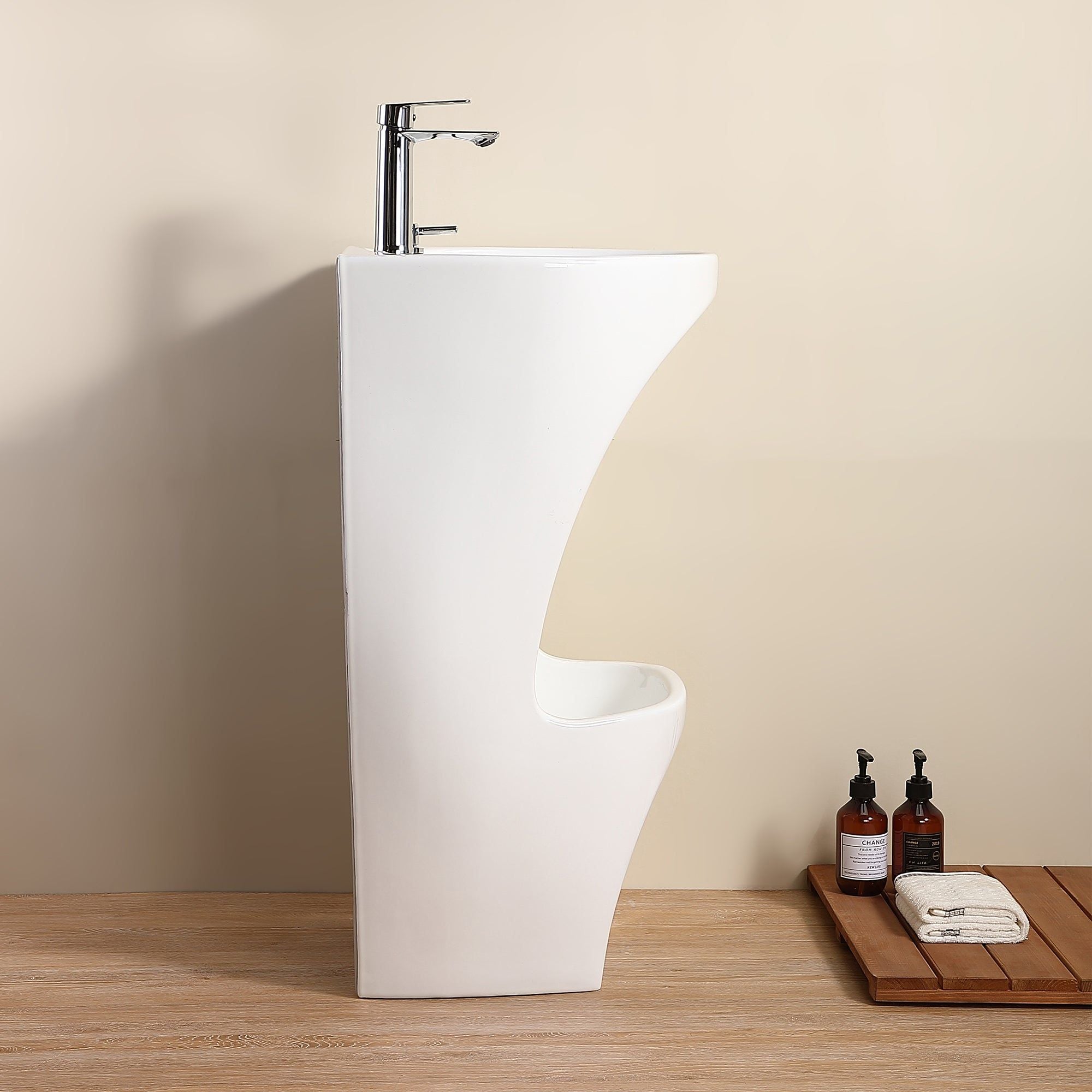 Lavabo sur pied Marrakech : Lavabo moderne sur colonne en céramique blanche avec robinetterie chromée. Idéal pour une salle de bain contemporaine.