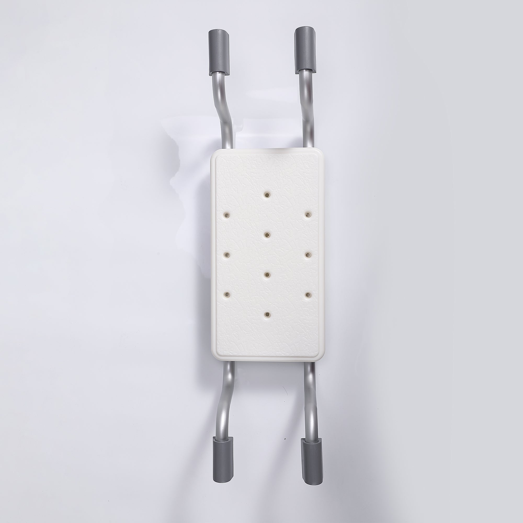 Siège de baignoire : Siège de douche mural avec assise en plastique blanc perforé et supports en métal gris, idéal pour la sécurité de la salle de bain.