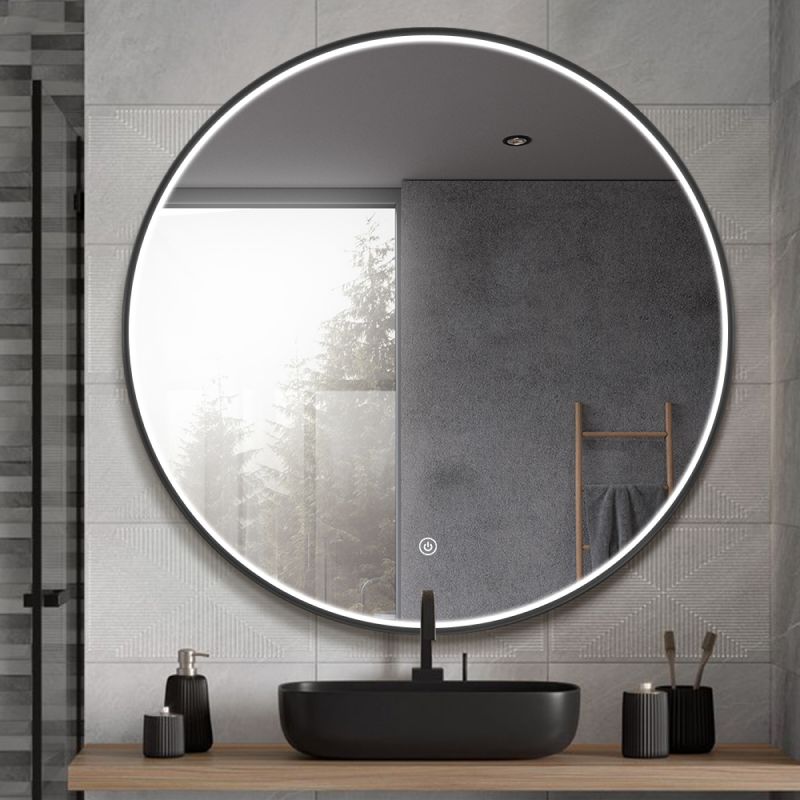 Miroir rond LED avec cadre aluminium noir ⌀70cm : Grand miroir de salle de bain rond LED de 70 cm de diamètre avec un cadre élégant en aluminium noir.