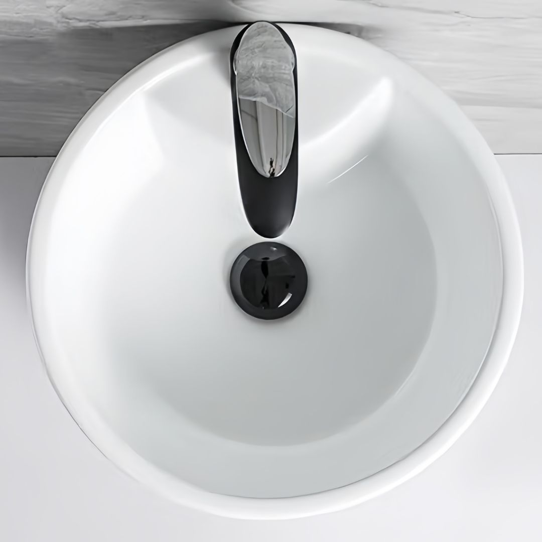 Lavabo Totem Design Arrondi et Épuré Blanc : Élégant lavabo vasque rond blanc avec robinetterie chromée moderne et bonde noire.