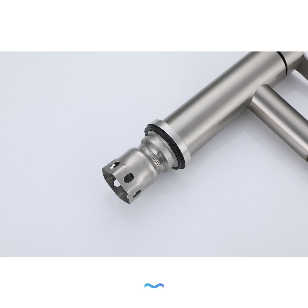 Robinet compact lave-mains couleur chrome : Gros plan d'un robinet de lavabo compact finition nickel brossé.