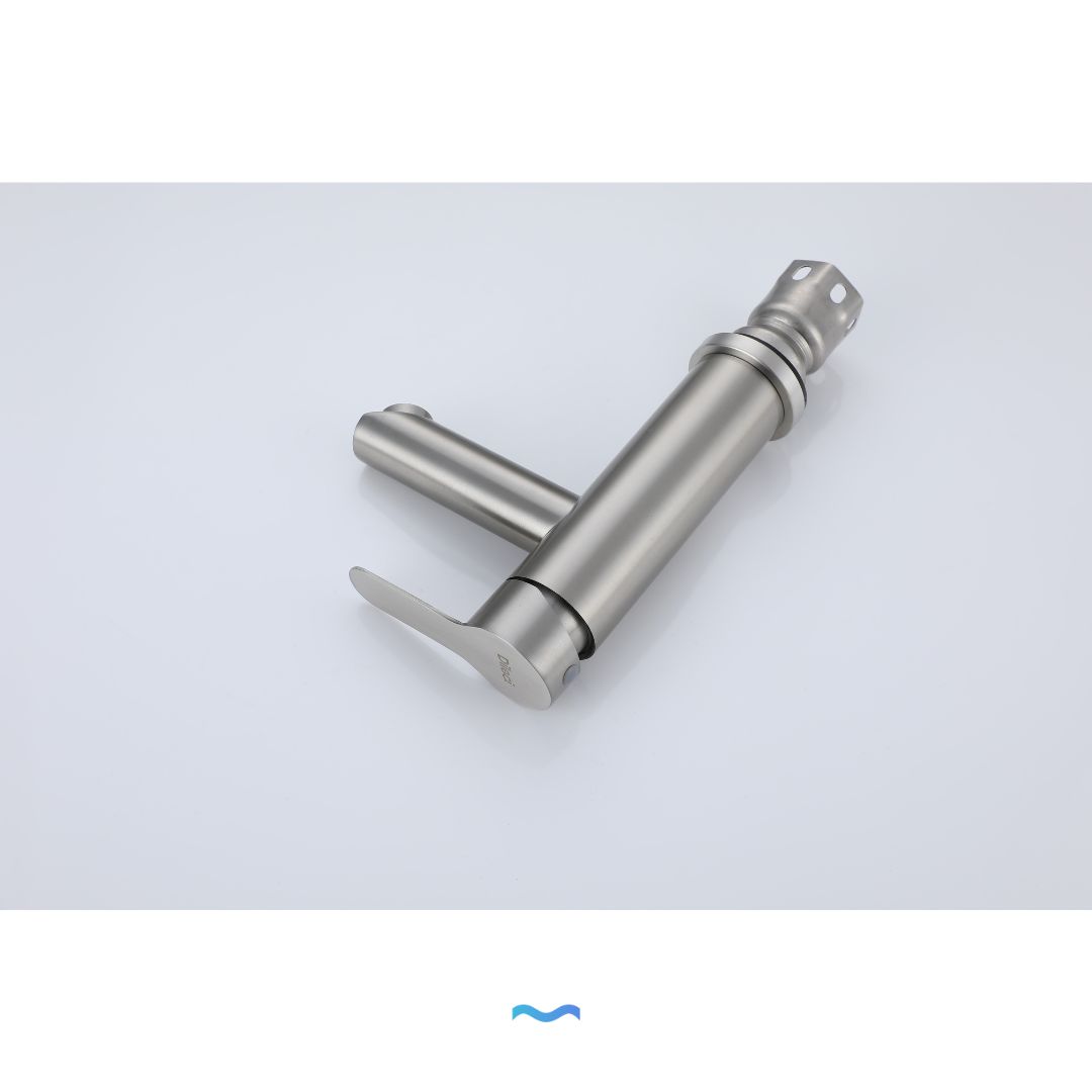 Robinet d'évier compact avec finition chromée ; design moderne et peu encombrant.