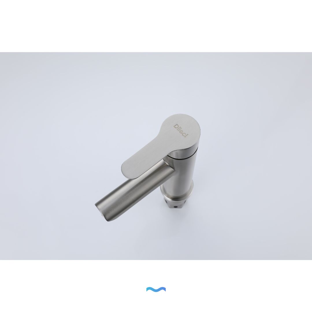 Robinet compact lave-mains couleur chrome : Robinet compact élégant pour lave-mains avec finition chromée