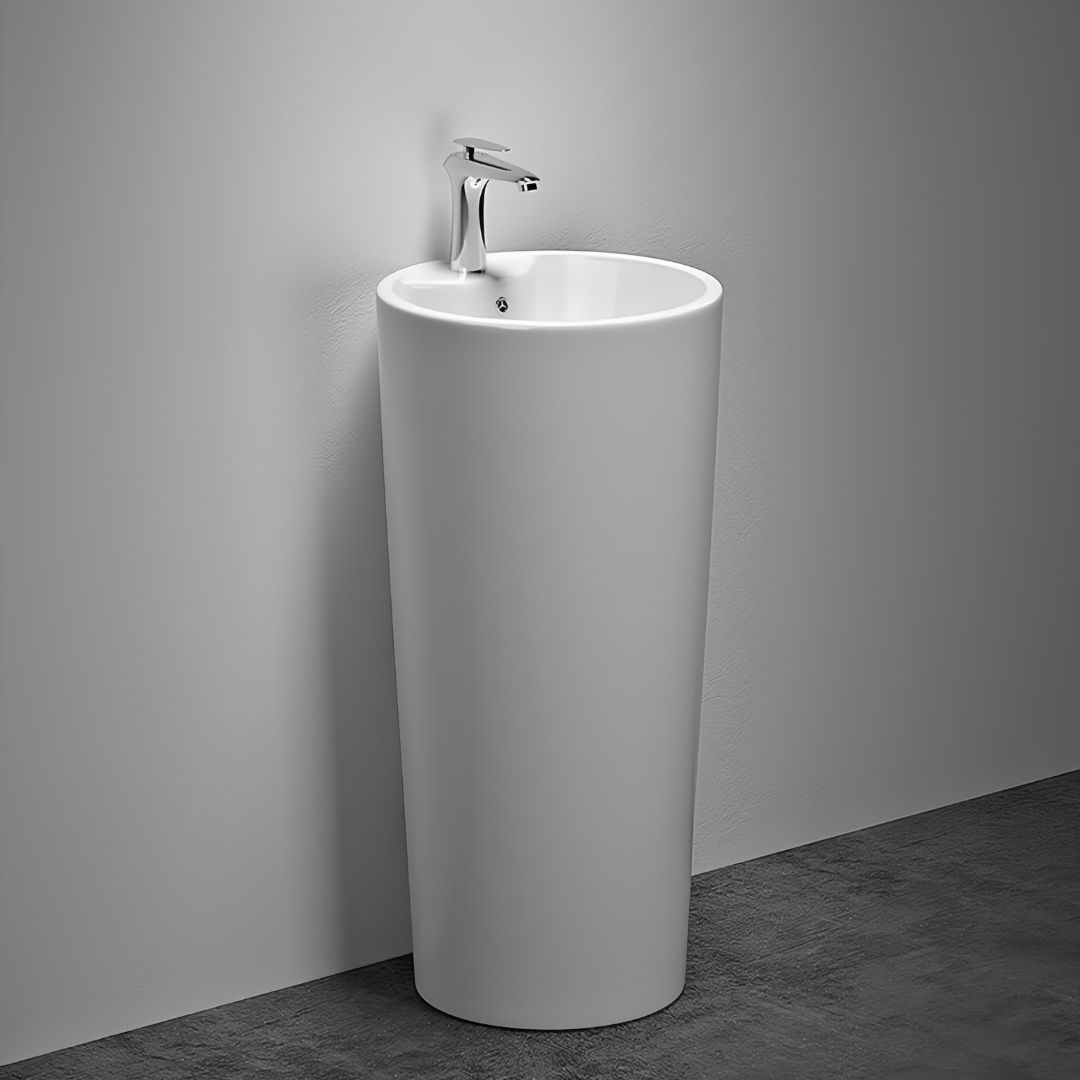 Lavabo Totem Design Arrondi et Épuré Blanc: Elegant white ceramic pedestal sink with a sleek, modern design.