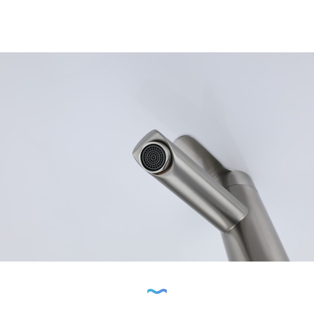 Robinet compact lave-mains couleur chrome : Robinet compact lave-mains finition chromée, design moderne.