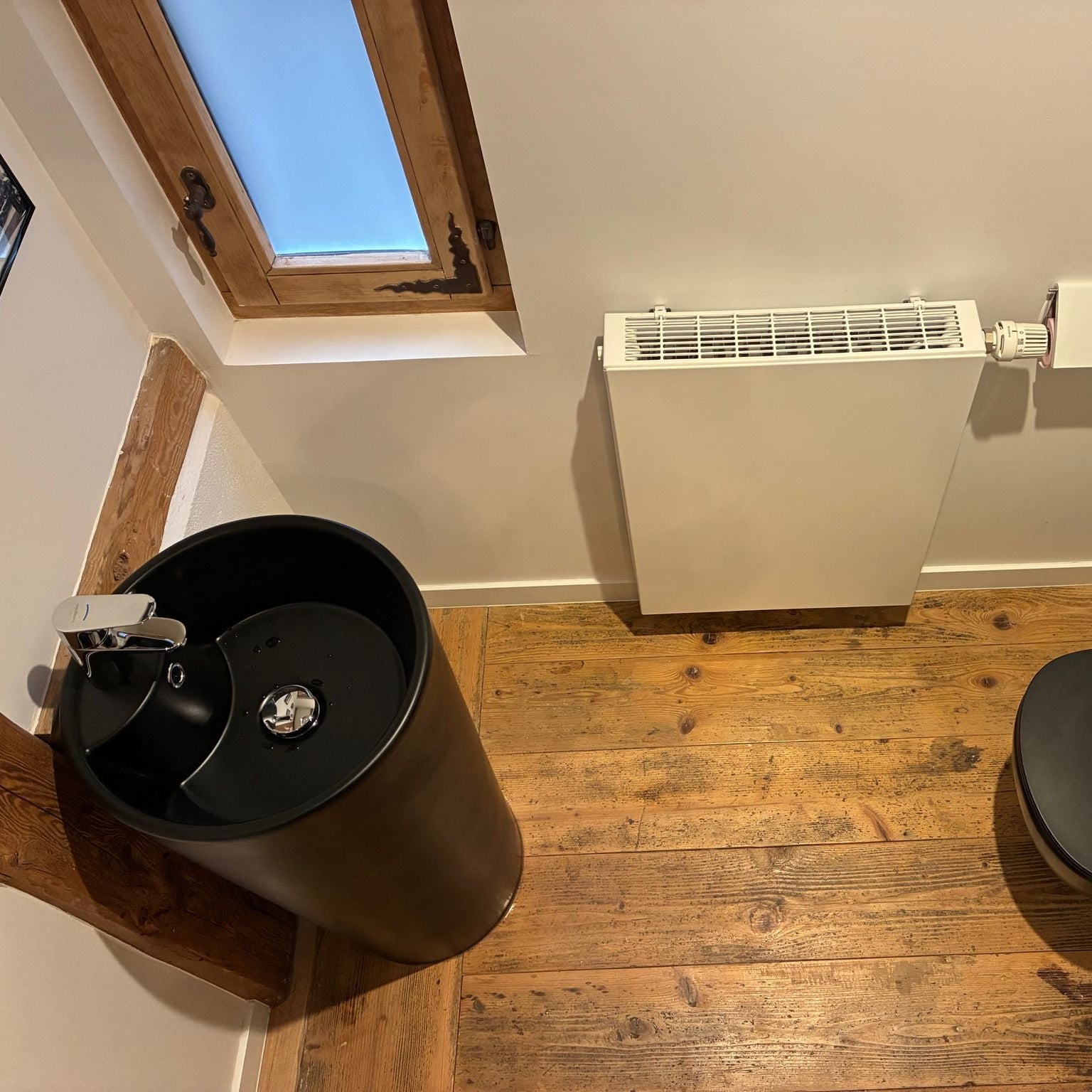 Lavabo Totem Design Rond Épuré Noir Mat en Céramique H83, avec robinetterie chrome.
