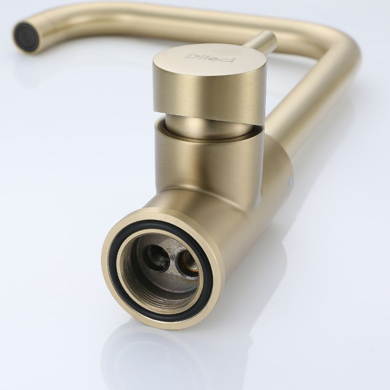 Robinet de cuisine design intemporel – Or : Robinet de cuisine moderne en or au design minimaliste