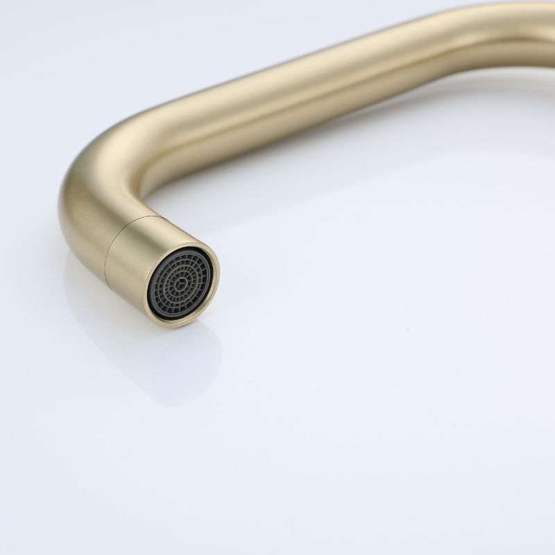 Robinet de cuisine doré, design contemporain, gros plan du bec et de l'aérateur