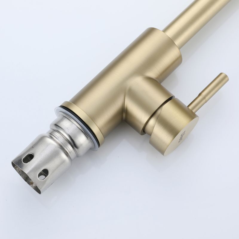 Détail du robinet de cuisine en or : Design intemporel, montrant la base et la poignée en finition or brossé.