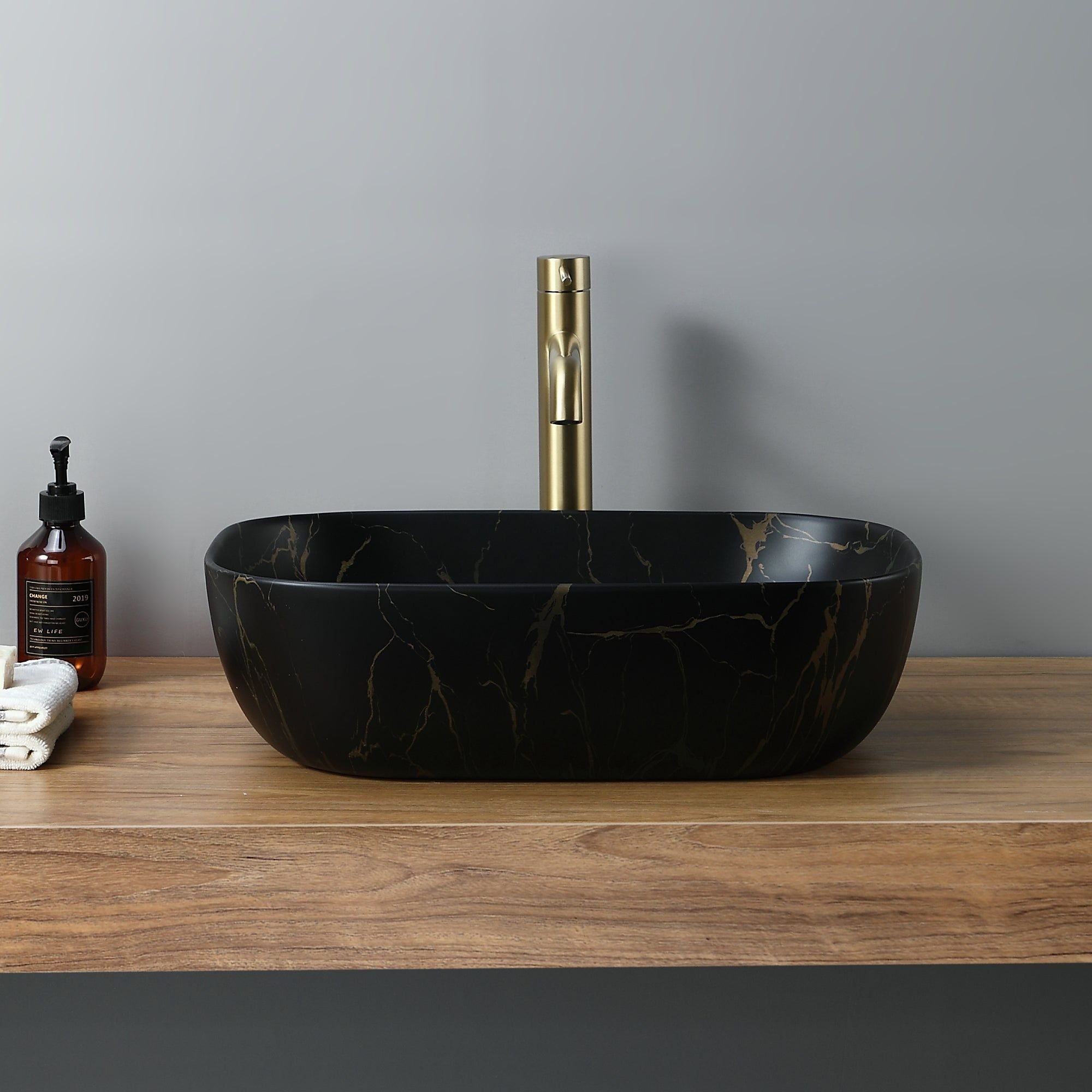 Lavabo rectangulaire effet volcanique noir (46x32cm) : Vasque de salle de bain moderne avec détails en marbre doré.