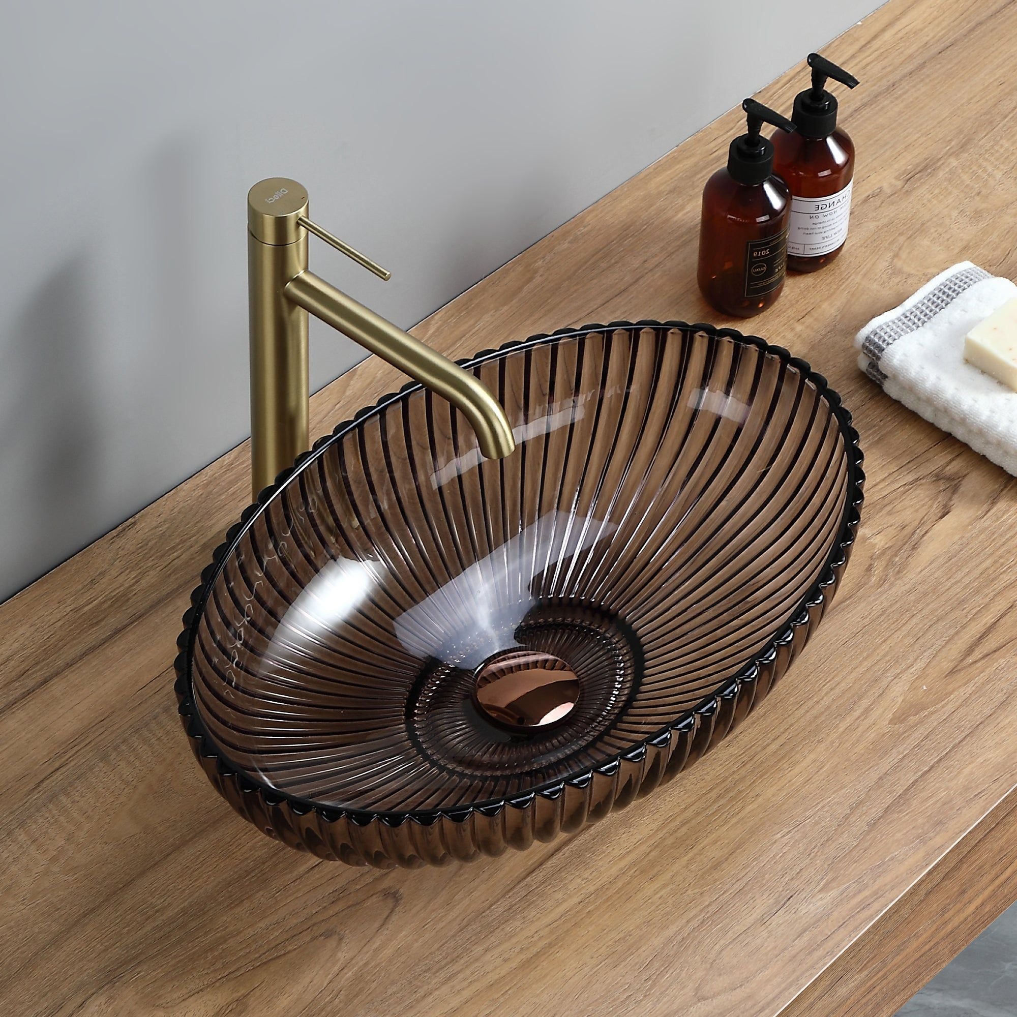 Vasque ovale en verre fumé rayé (51 × 35 × 15,5 cm) : Design élégant et nervuré, parfait pour les salles de bains modernes.