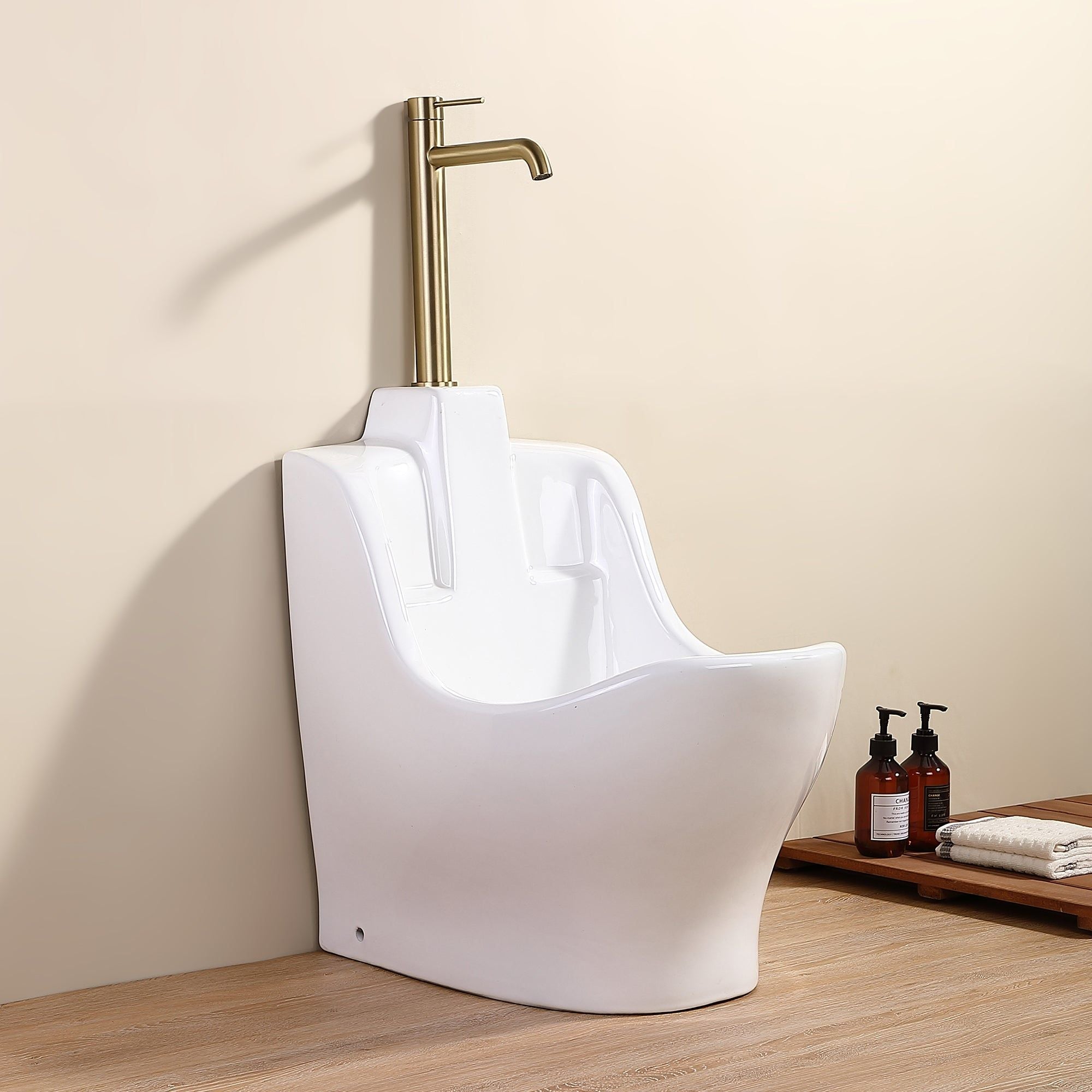 Bassin d'ablution d'Oran : Lave-pieds en céramique blanche (wudu) avec robinet doré moderne. Idéal pour la purification rituelle.