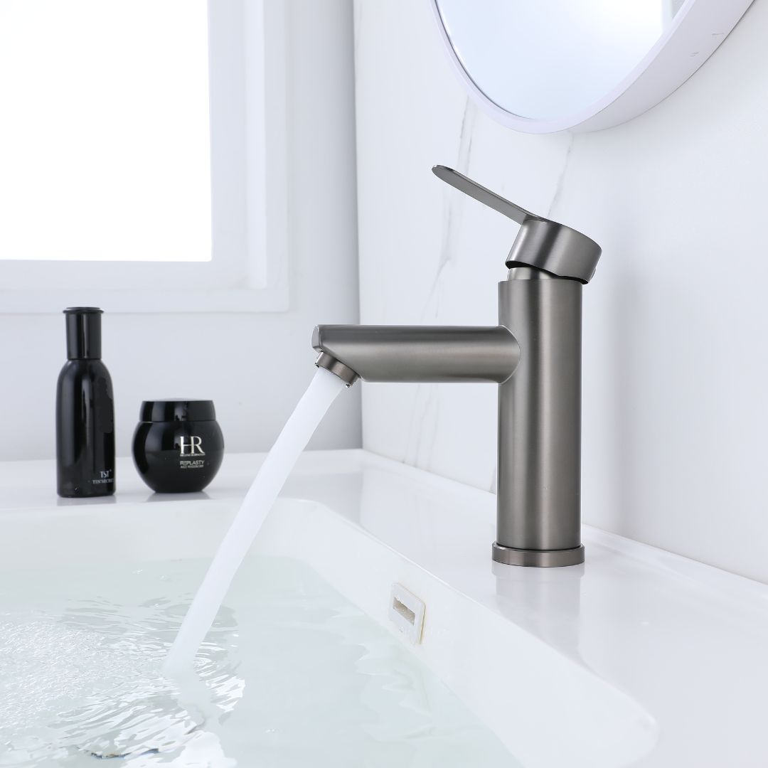 Robinet compact pour salle de bain gris métallisé: Élégant robinet de lavabo moderne en métal gris, design minimaliste pour salle de bain.
