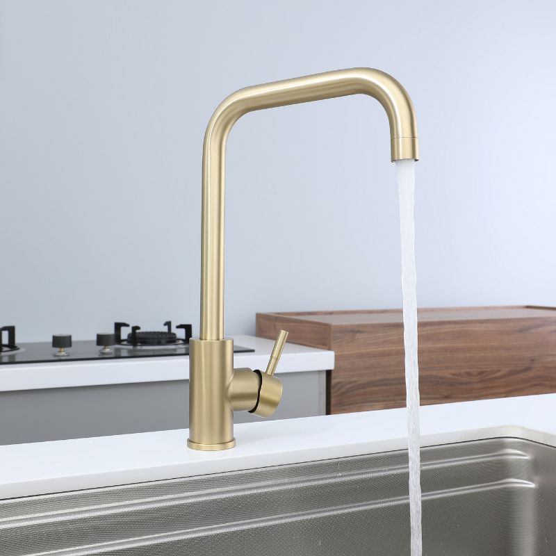 Robinet de cuisine design intemporel – Coloris Or : Robinet de cuisine moderne doré avec bec à arc haut et poignée à levier.