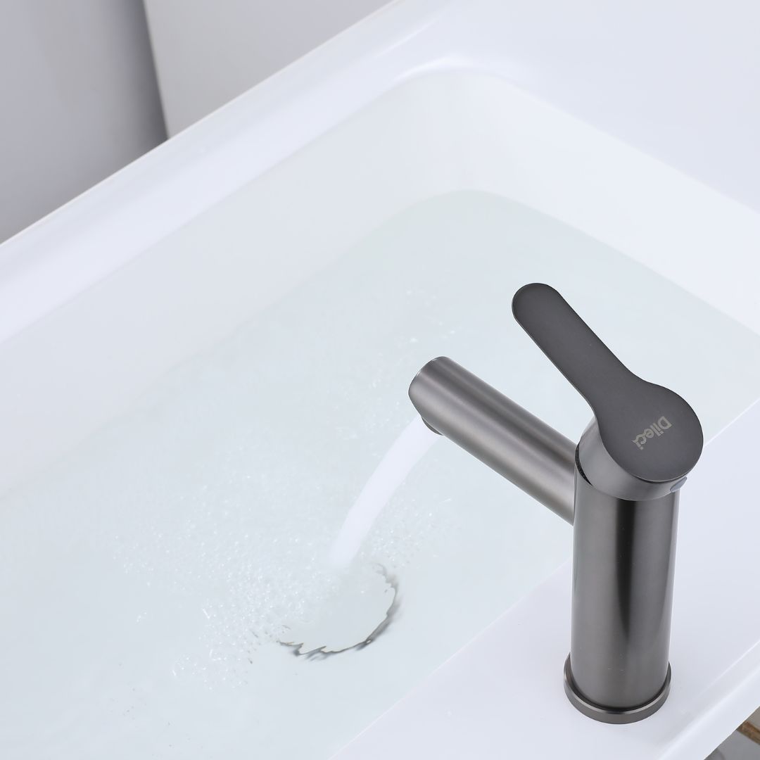 Robinet compact pour salle de bain couleur gris métallisé:  Modern gunmetal gray bathroom sink faucet, single-handle design.