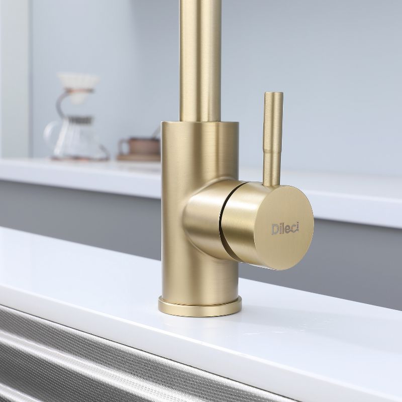 Robinet de cuisine en or brossé, design intemporel. Dileci.