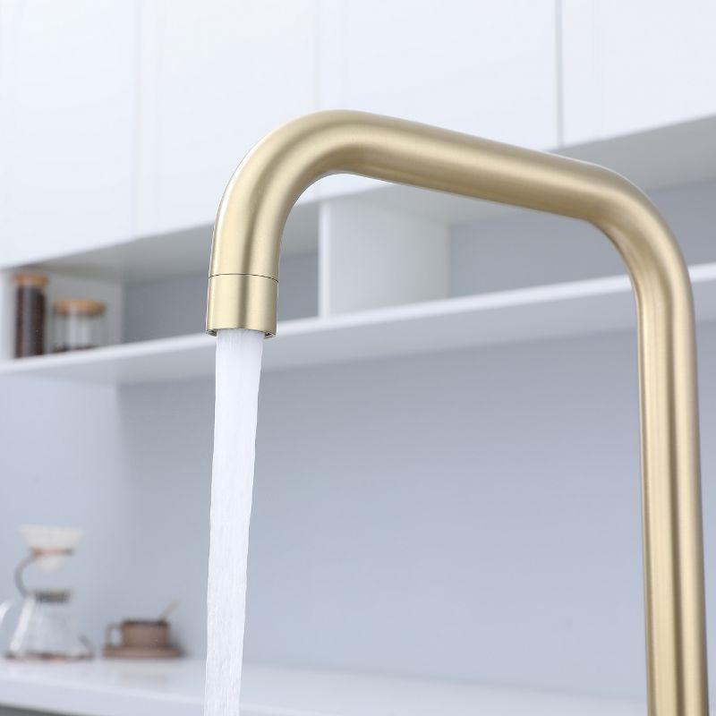 Robinet de cuisine design intemporel – Coloris Or : Robinet de cuisine doré, design moderne, eau qui coule