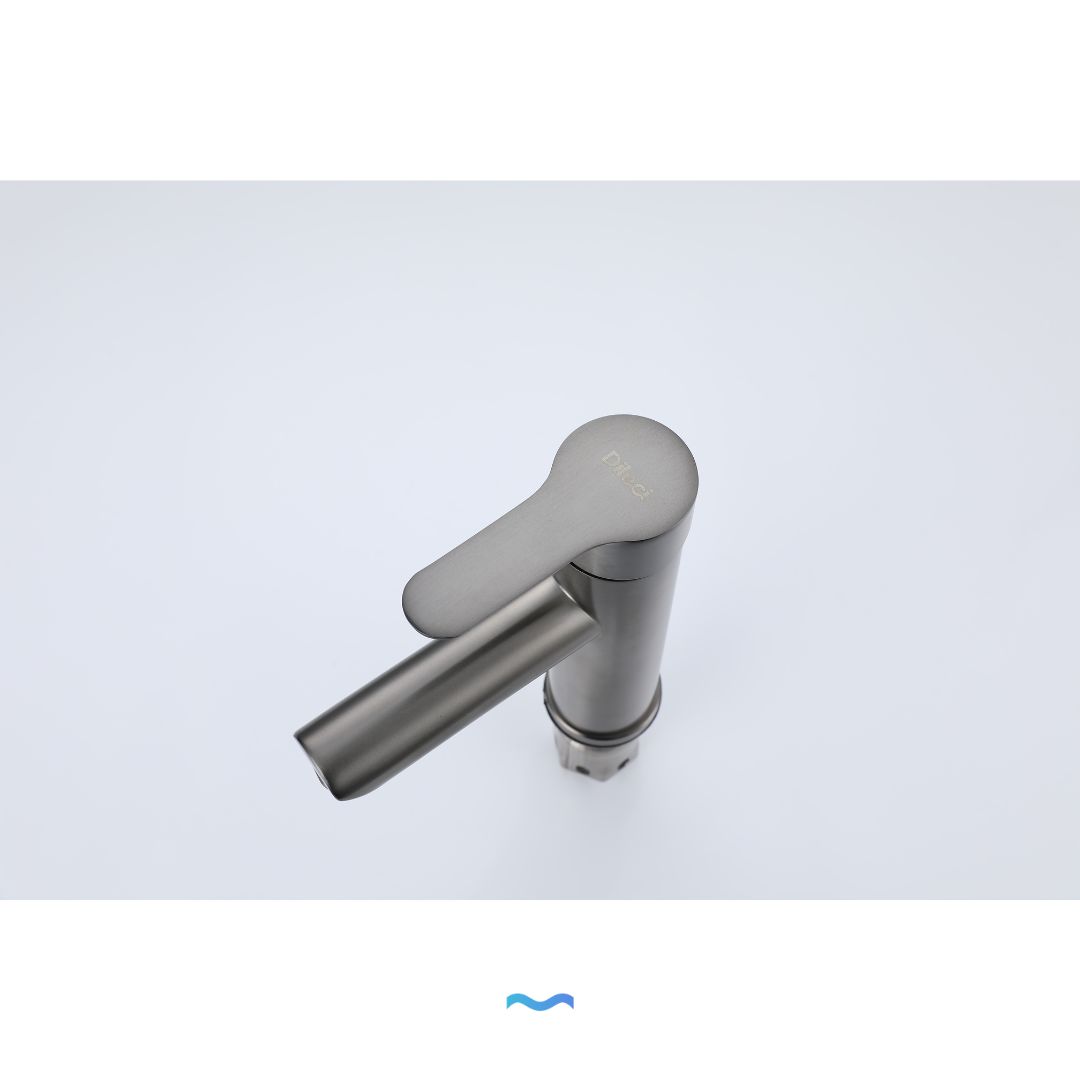 Robinet compact pour salle de bain gris métallisé: élégant robinet de lavabo moderne en métal gris, design minimaliste.