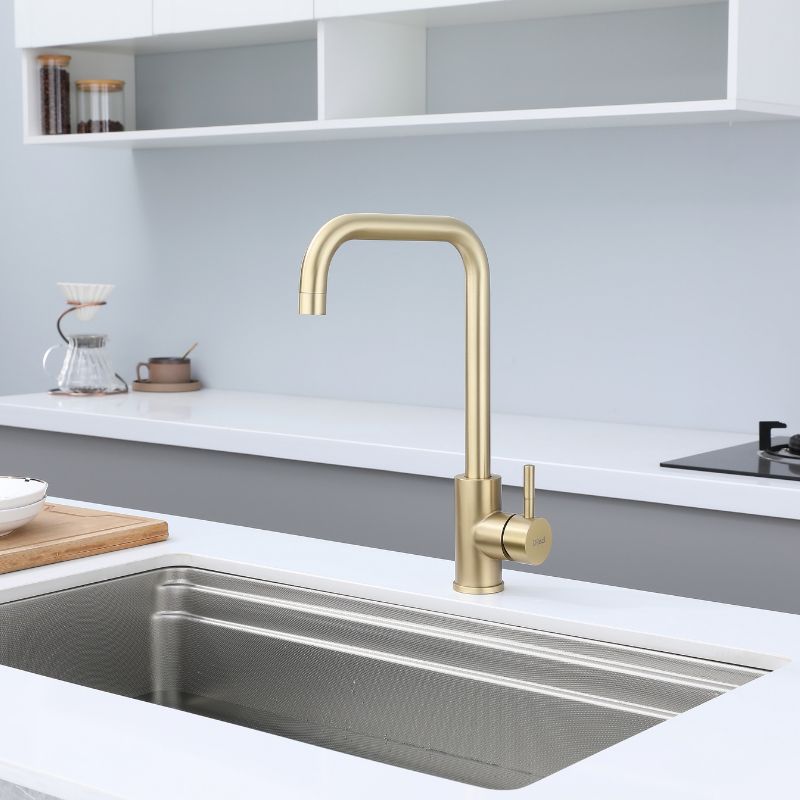 Robinet de cuisine design intemporel – Coloris Or : Robinet de cuisine moderne en or brossé au design contemporain.
