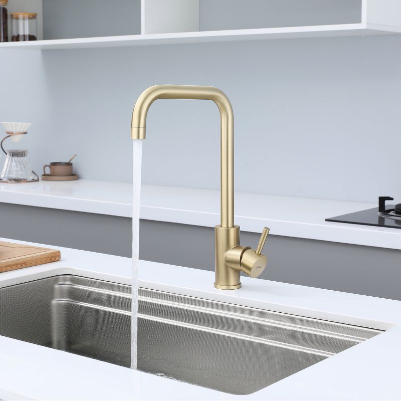 Robinet de cuisine design intemporel – Coloris Or : Robinet de cuisine doré, bec haut, poignée monocommande