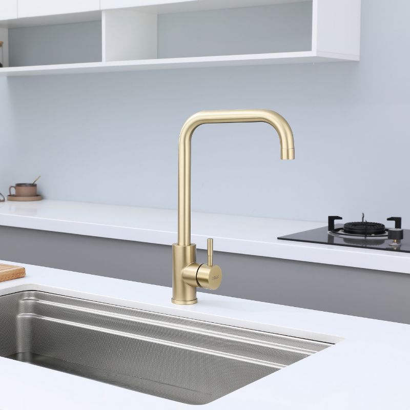Robinet de cuisine design intemporel – Coloris Or : Robinet de cuisine moderne doré avec bec à arc élevé et poignée à levier unique.