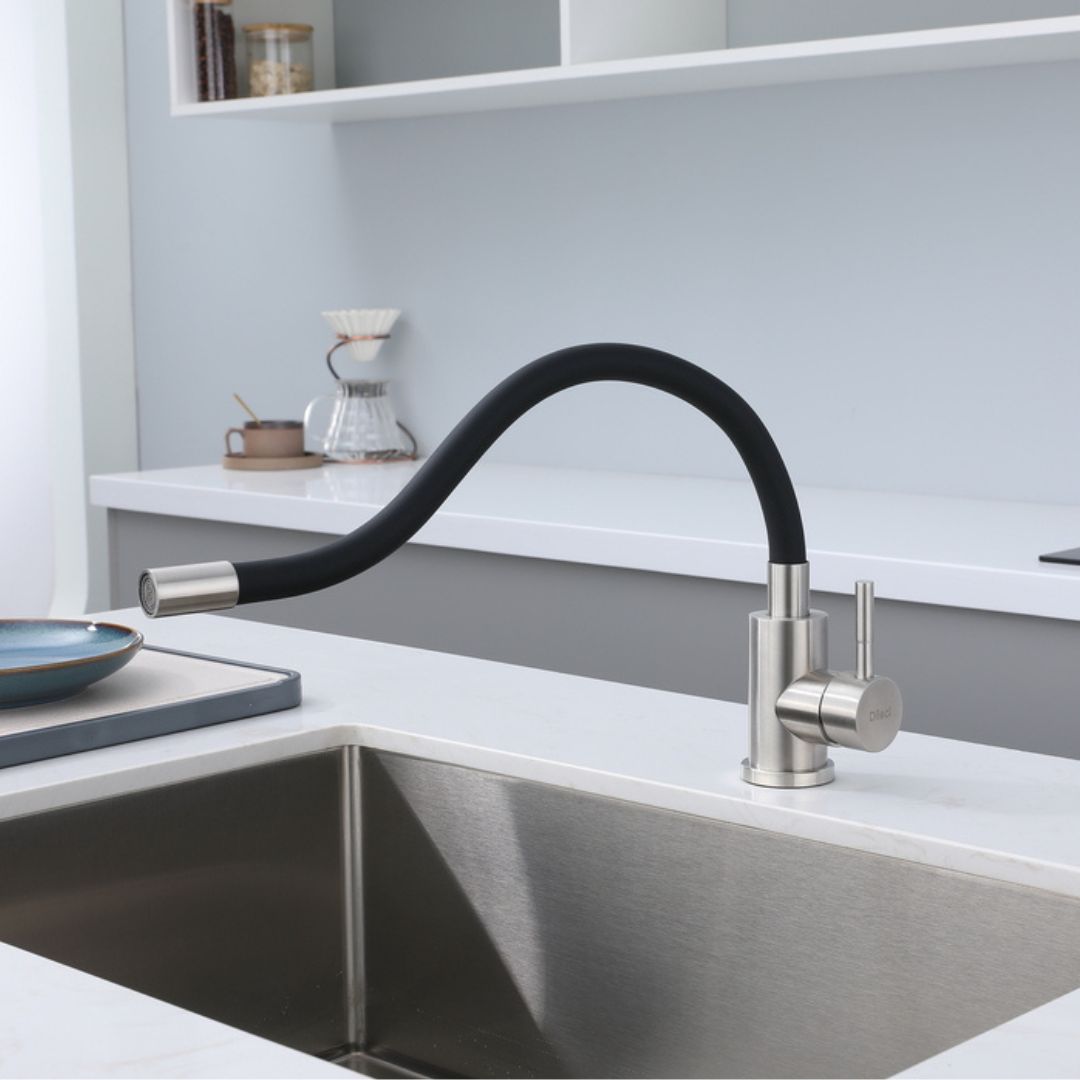 Robinet de cuisine moderne avec bec col de cygne noir et finition nickel brossé.